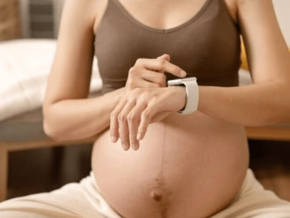 Kvinde klar til at føde og identificere tegn på fødslen