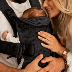 Forældre med nyfødt på deres første tur i barnevogn