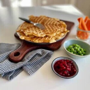 Potatisvåfflor med lingonsylt och grönsaksplock Potatisvåfflor med lingonsylt och grönsaksplock