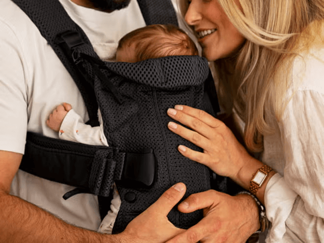 Forældre med nyfødt på deres første tur i barnevogn